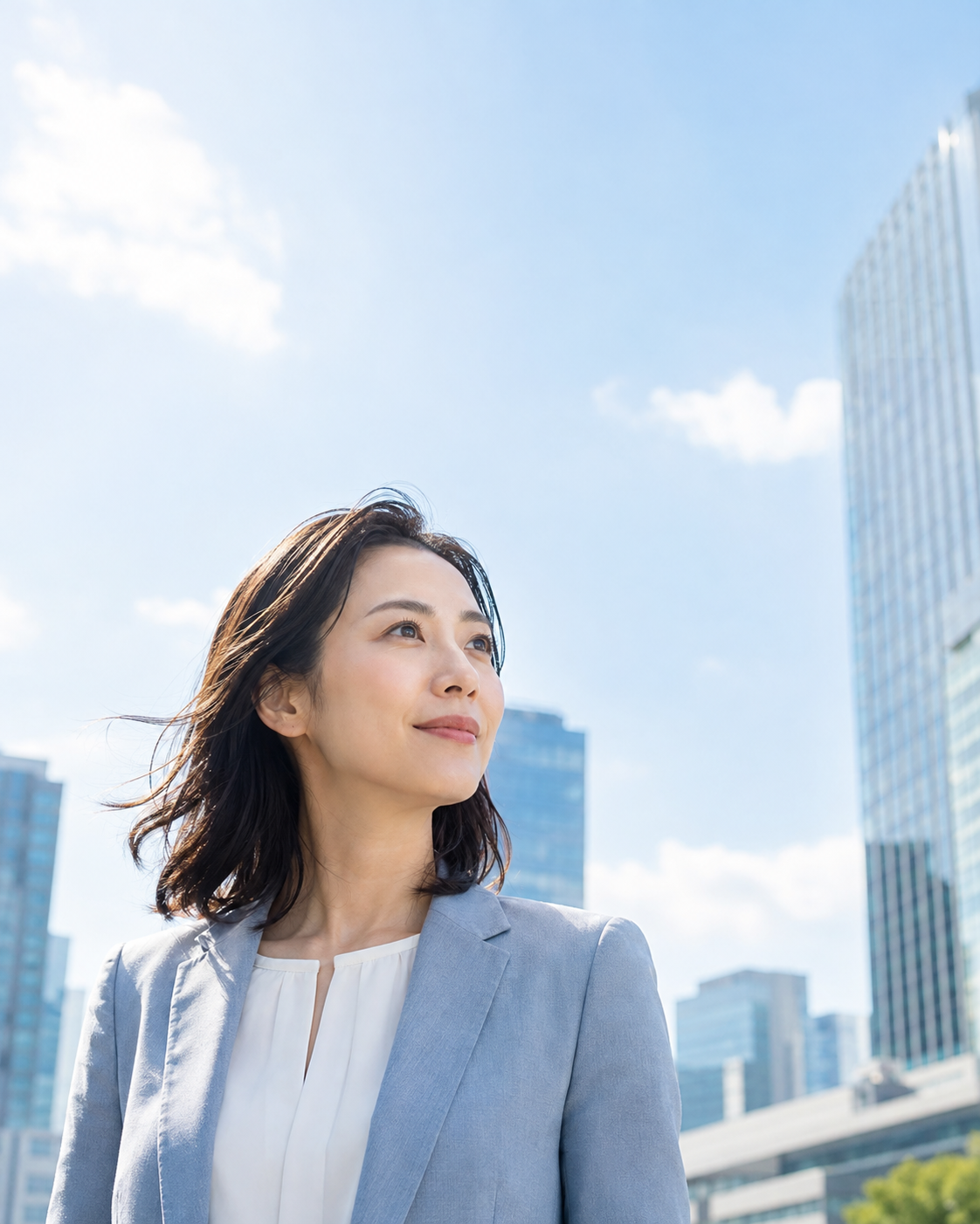明るい都市と空を背景に、未来を見つめる女性の横顔